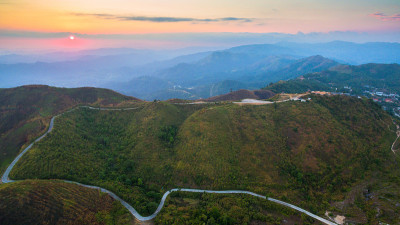一条通往边界附近山顶的小土路