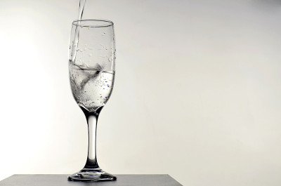 斟满水杯