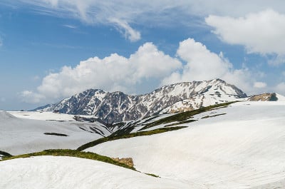 雪山位于日本阿尔卑斯山体山黑袍阿尔卑斯路线