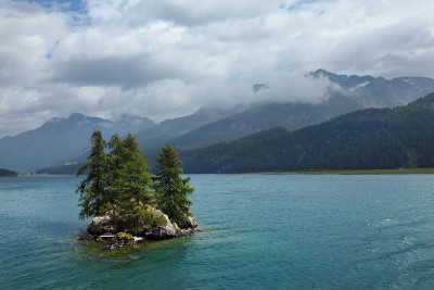 小岛在山湖中