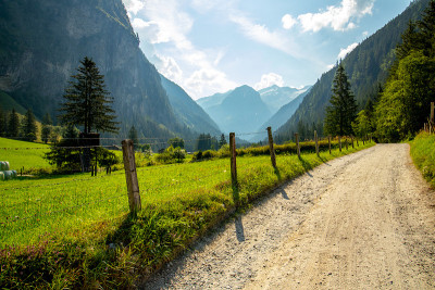 一条碎石路在Kötschachtal