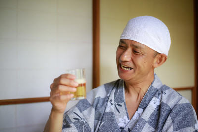 男人喝酒