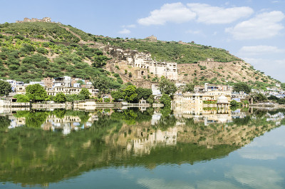 Bundi Nawal Sagar湖的Garh Palace和Taragarh Fort