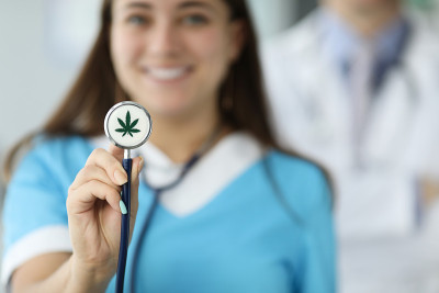 医生使用设备