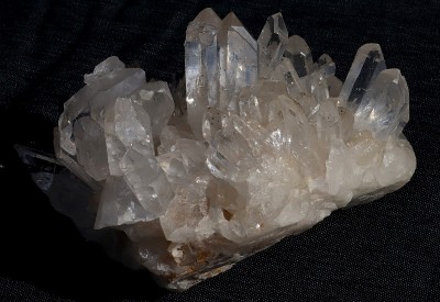 黑色背景上的水晶石英