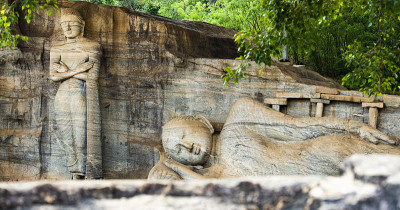 (选择性聚焦)美丽的卧佛和阿难僧人雕像，Gal Viharaya, Polonnaruwa，斯里兰卡