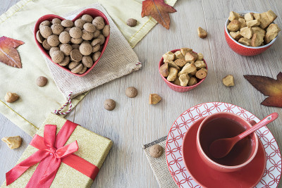 碗里放着胡椒，一杯茶和礼物。典型的荷兰节日Sinterklaas