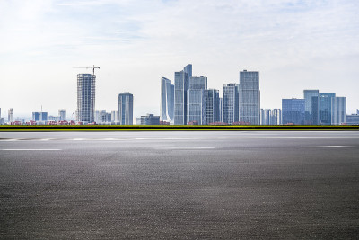全景天际线和现代商业办公建筑与空的道路，空的混凝土广场地板