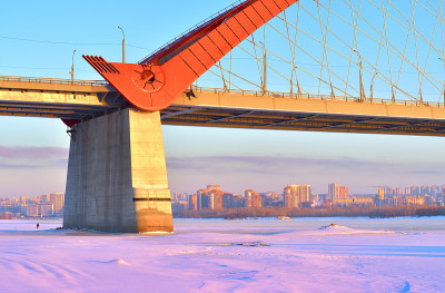 清晨，Ob河岸边