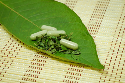 药胶囊，药物和三叶(kratom)和碎，kratom是泰国草药，鼓励健康垫