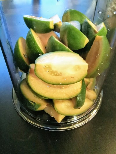 在透明的搅拌机碗中切成四分之一的Feijoa
