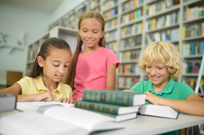 三个可爱的同学在公共图书馆一起学习