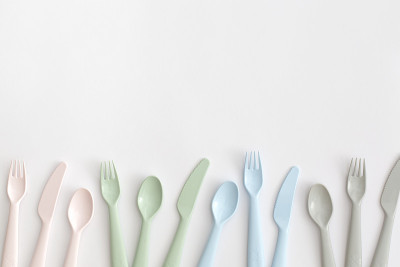 白色背景的食品塑料餐具。回收塑料与生态的概念。