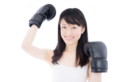 戴拳击手套的年轻女子
