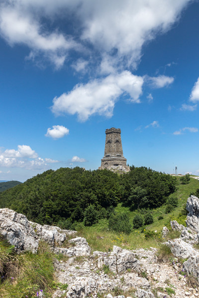 自由纪念碑希普卡和景观Stara Planina(巴尔干)山，保加利亚