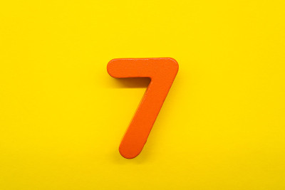 黄色背景上的7号