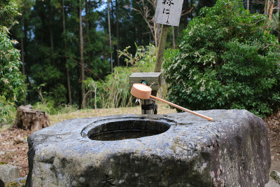 在日本传统的水井上舀水