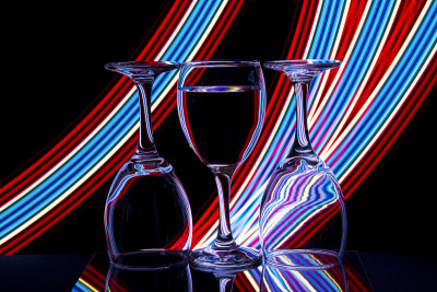 三个酒杯