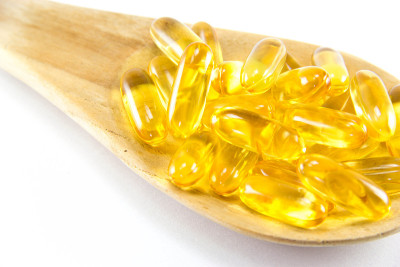 鱼肝油omega3凝胶胶囊孤立在白色背景。
