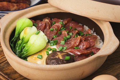广东风格的煲饭和上蜡的肉
