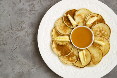 煎饼加黄油和蜂蜜。