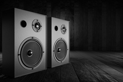 背景较暗的桌子上放着音乐立体声扬声器。三维渲染