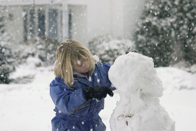 女孩做雪人