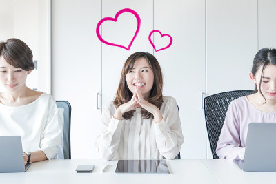 办公室里开朗的亚洲女人。