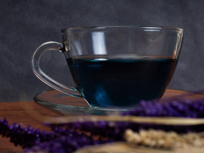 一杯由蝴蝶豌豆花制成的蓝茶