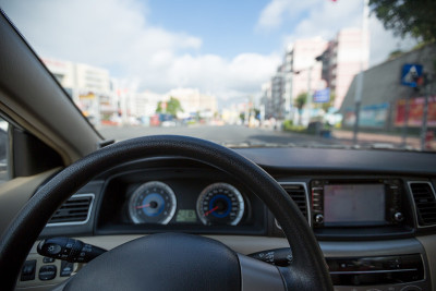 在城市道路上开车时在斑马线前等待