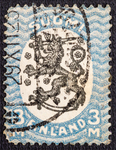 芬兰-大约1921年:由芬兰印制的已盖销的邮票，上面印有盾形纹章，大约1921年。
