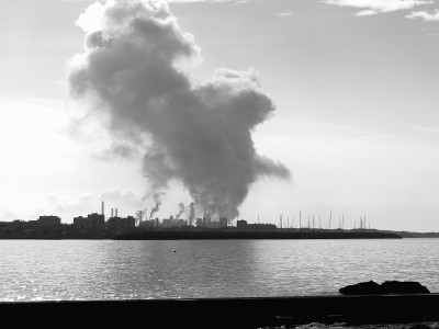 沿海岸的工业景观。污染空气的工厂烟囱