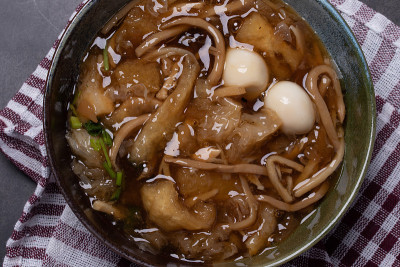 红烧鱼肚配鸡蛋，蘑菇，中式汤