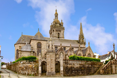 Saint-Thégonnec。巴黎圣母院的围墙教区教堂。菲尼斯。Brittany