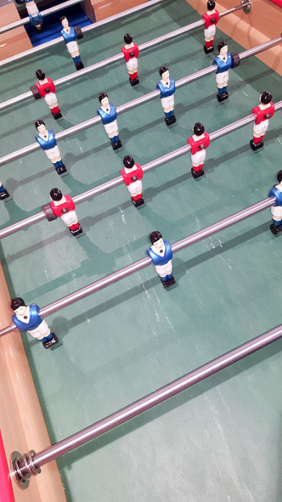 Table football或Table soccer, foosball在北美是一种基于足球的桌面