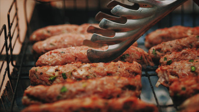 烤肉烤肉串。秘密地到视图