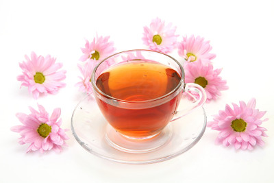 杯子里放着茶和粉红色的花