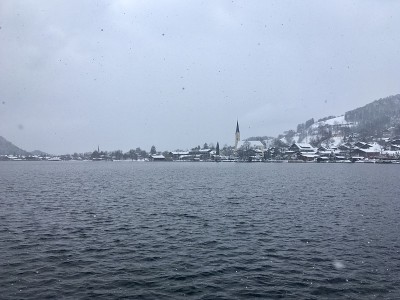 冬天雪下的巴伐利亚村庄。