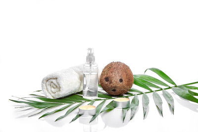 有机化妆品与椰子在白色的背景