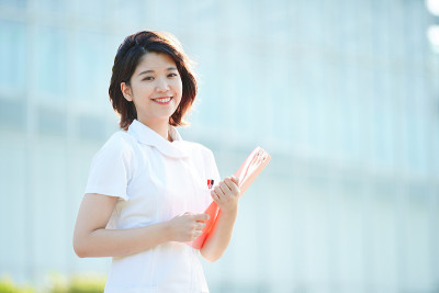 亚洲年轻女性户外护士