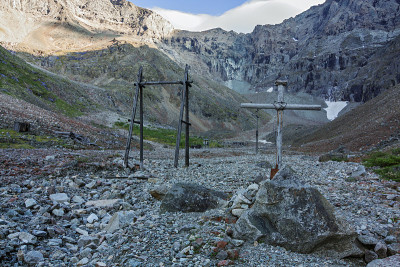 废弃的铀矿在大理石山谷斯大林古拉格集中营(Borlug)在科达岭