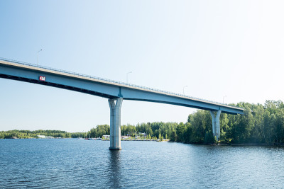 芬兰拉彭兰塔的Luukkaansalmi桥。Saimaa湖的景色。