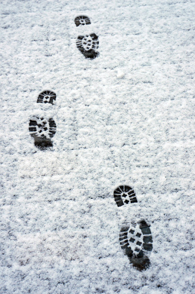 雪地上的脚印。
