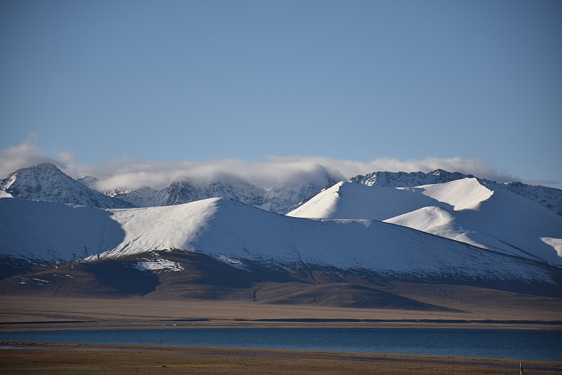 西藏纳木错雪山美景。纳木错是西藏自治区最大的湖泊