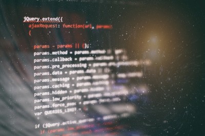 HTML5在网站开发编辑器。网站HTML代码在笔记本电脑上显示特写照片。