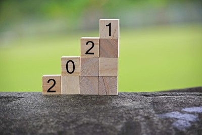 模糊背景的木块上的2021号。2021新年概念