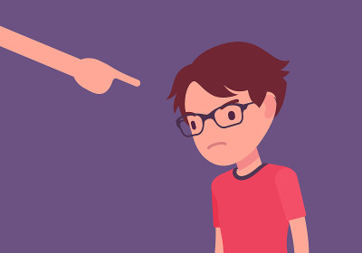 惩罚男孩，成人指指点点内疚，惩罚
