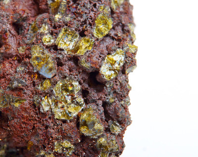 留尼汪岛富尔奈斯岩上富含不同金属的火山熔岩。