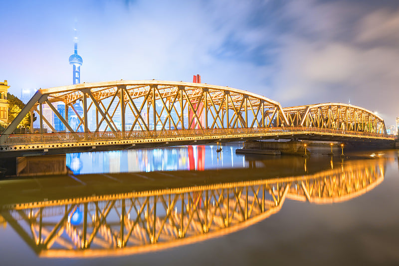 空荡荡的地板和城市天际线，上海，中国