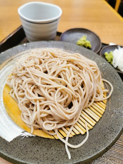 日本套餐读新茶和冷自制酱在餐厅